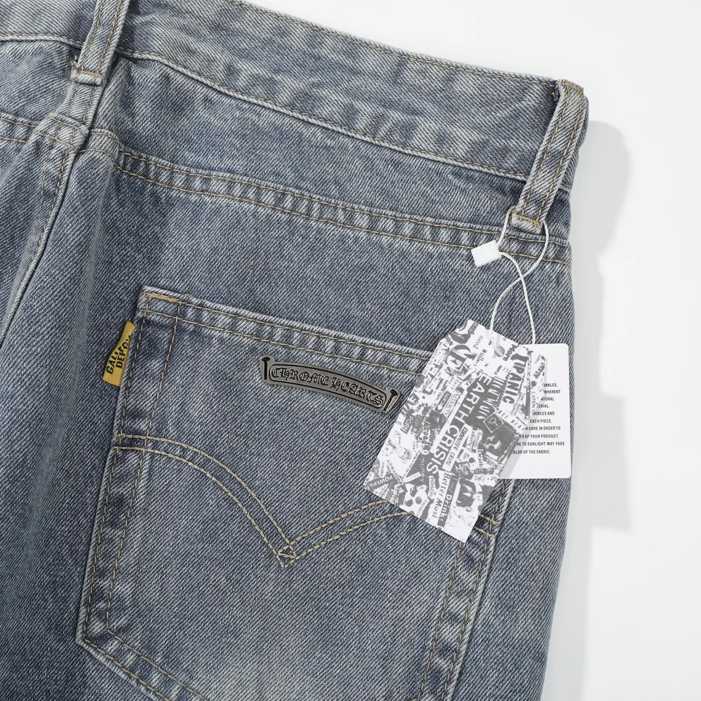 P290 Chrome Hearts Gallery co-branded limited-edition cross-flared flared jeans are a hot item this season and are sought after by countless celebrities and fashionistas. The neat details of the cutting process add color to the playful fashion! The neat and meticulous design, and the well-fitting structure is unique. The upper body not only has outstanding recognition, but also looks younger and younger. A style with the ultimate wearing meaning and performance, gorgeous color matching, and the craftsmanship of this style is also extremely extraordinary. After the finished product is washed, it is disassembled and hand-made with sheepskin cross leather and then spliced ​​together to complete. The whole piece has too many craftsmanship to describe. It is decorated with patchwork cross flowers and high-waisted washed jeans! ! Absolutely high-end luxury product, a god-level single product, a super popular product, made with top heavy industry, a magic weapon that cannot be missed to hit the streets. Size: 28 30 32 34 36 Color: blue